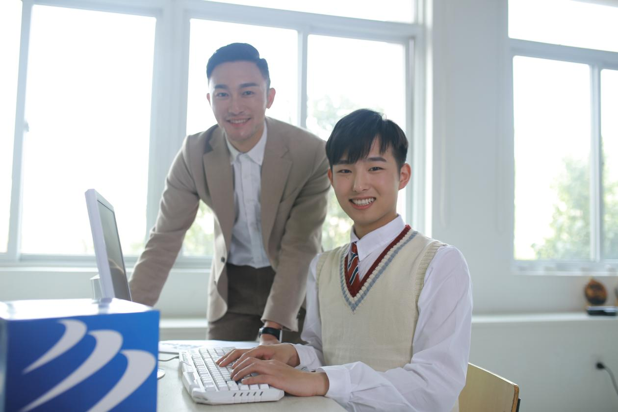 初高中畢業(yè)生適合學(xué)UI設(shè)計，因為他們有這些優(yōu)勢