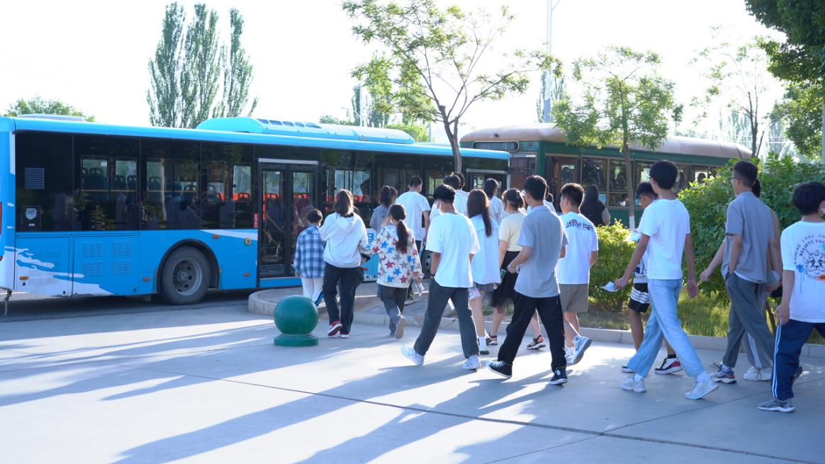 齊心協(xié)力  護(hù)航學(xué)考  蘭州新華組織高中學(xué)業(yè)水平考試送考工作